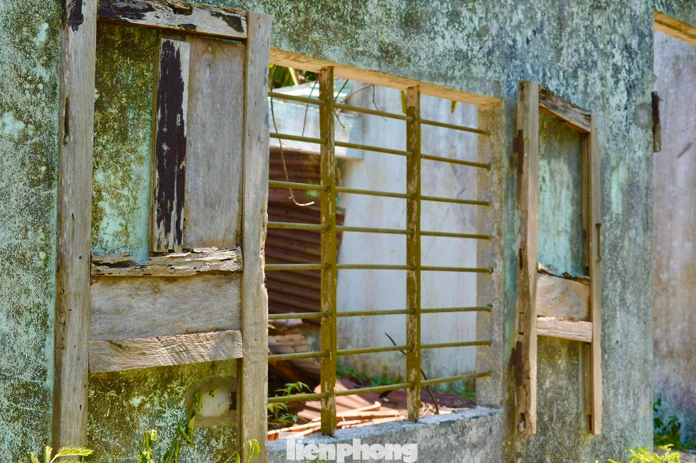 Dự án giậm chân tại chỗ, khiến 160 hộ dân nằm trong vùng quy hoạch buộc phải sống “treo” theo dự án suốt 15 năm và không biết phải đợi đến bao giờ. Những thửa ruộng đất màu mỡ đã thu hồi rồi bỏ hoang, nhà cửa thì xuống cấp mà xây chẳng được, sửa cũng chẳng xong do vướng quy hoạch.