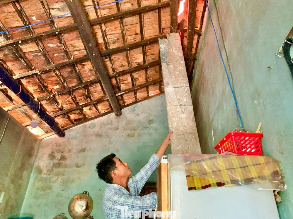 “Bây giờ muốn sửa nhà, muốn lấy sổ đỏ vay vốn làm ăn hay tách thửa cho con cái cũng không được. Dự án treo khiến cuộc sống của người dân khó khăn đủ bề. Lỗi không phải của người dân, nhưng chúng tôi là người hứng chịu mọi khó khăn vì dự án. Mong các cấp chính quyền sớm có phương án di di dời các hộ dân ra khỏi vùng quy hoạch treo”, ông Sơn bức xúc.