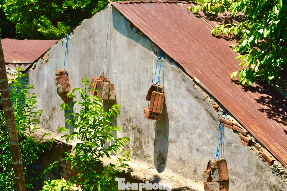 “Bây giờ muốn sửa nhà, muốn lấy sổ đỏ vay vốn làm ăn hay tách thửa cho con cái cũng không được. Dự án treo khiến cuộc sống của người dân khó khăn đủ bề. Lỗi không phải của người dân, nhưng chúng tôi là người hứng chịu mọi khó khăn vì dự án. Mong các cấp chính quyền sớm có phương án di di dời các hộ dân ra khỏi vùng quy hoạch treo”, ông Sơn bức xúc.