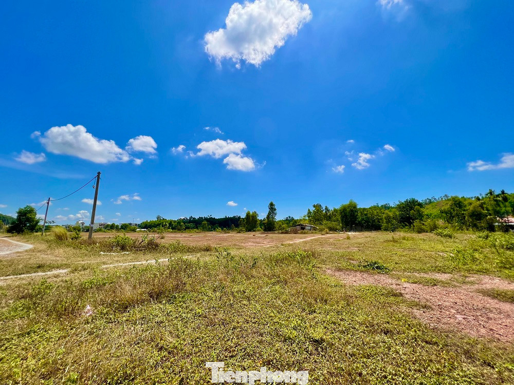 Sau đó các cổ đông thành lập Công ty CP Đầu tư khu du lịch - phim trường Vina đã thế chấp toàn bộ cổ phần cho PVcomBank để đảm bảo nghĩa vụ nợ tại ngân hàng. Do đó, năm 2019 chủ sở hữu dự án thay đổi sang nhóm cổ đông mới là công ty thành viên với 100% vốn PVcomBank.