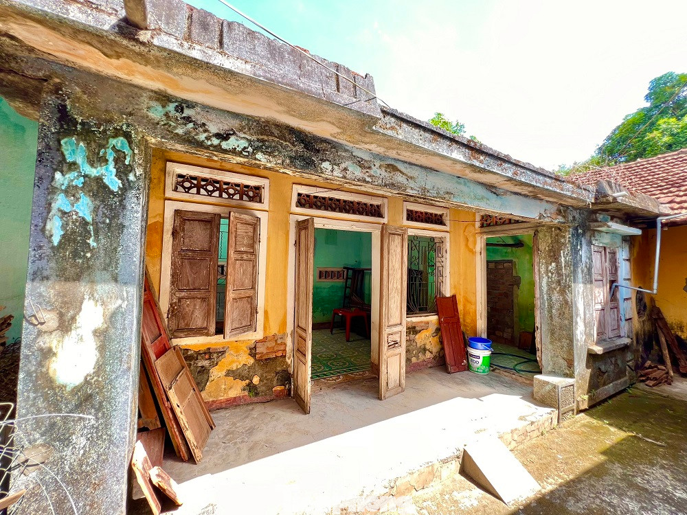 Theo các hộ dân ở nơi đây, ngoài nỗi lo nhà cửa đổ sập, họ còn phải đối diện với tình trạng ngập nước “trường kỳ” mỗi khi mưa lớn. Bởi khu vực xung quanh cũng đã bị đổ đất để thực hiện dự án khác, nước không còn đường thoát.