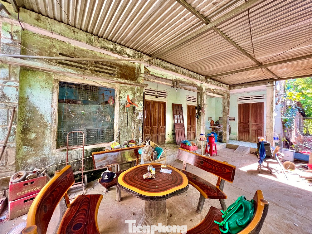 Ngôi nhà ông Ngô Quang Sơn (75 tuổi, tổ dân phố Liên Hiệp 2C, phường Trương Quang Trọng, TP Quảng Ngãi) đang ở, đã có tuổi thọ hơn 30 năm, xuống cấp nghiêm trọng bởi suốt thời gian dài không được sửa chữa. “Ngày 8/7/2023, khoảng 1/3 căn nhà bất ngờ đổ sập ngay vị trí giường tôi nằm ngủ. Rất may lúc đó ban ngày không có ai ở nhà, nếu vào ban đêm chắc sẽ có người chết”, ông Sơn kể lại.