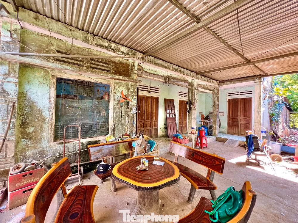 Ngôi nhà ông Ngô Quang Sơn (75 tuổi, tổ dân phố Liên Hiệp 2C, phường Trương Quang Trọng, TP Quảng Ngãi) đang ở, đã có tuổi thọ hơn 30 năm, xuống cấp nghiêm trọng bởi suốt thời gian dài không được sửa chữa. “Ngày 8/7/2023, khoảng 1/3 căn nhà bất ngờ đổ sập ngay vị trí giường tôi nằm ngủ. Rất may lúc đó ban ngày không có ai ở nhà, nếu vào ban đêm chắc sẽ có người chết”, ông Sơn kể lại.