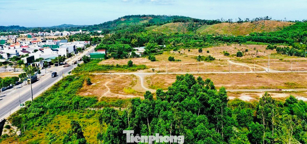 Dự án Khu thương mại - dịch vụ Vina Universal Paradise (nay đổi tên thành dự án Khu đô thị An Sơn) được cấp giấy chứng nhận đầu tư năm 2008, với tổng vốn khoảng 1.200 tỷ đồng, trên phần diện tích gần 60ha, nằm ở phường Trương Quang Trọng (TP Quảng Ngãi). Dự án do Công ty CP Đầu tư khu du lịch - phim trường Vina làm chủ đầu tư.