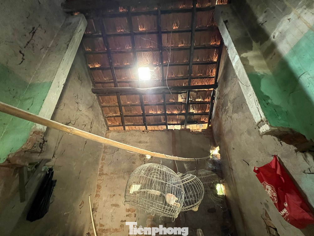 Cũng theo ông Sơn, dự án triển khai năm 2008, cuối 2009 tiến hành chi trả đền bù ruộng đất cho dân. Nhà ông nằm ngay khu vực trung tâm dự án mà vẫn chưa được kiểm đếm. Mấy lần nghe nói đã lên kế hoạch kiểm đếm, đo đạc rồi chẳng thấy thực hiện. Nhiều nhà quanh đây đổ sập, hư hỏng nhưng chính quyền bảo là nằm trong vùng quy hoạch, không được làm gì.