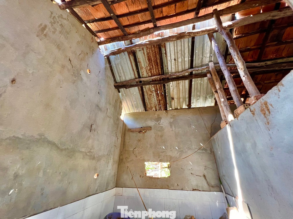 Cũng theo ông Sơn, dự án triển khai năm 2008, cuối 2009 tiến hành chi trả đền bù ruộng đất cho dân. Nhà ông nằm ngay khu vực trung tâm dự án mà vẫn chưa được kiểm đếm. Mấy lần nghe nói đã lên kế hoạch kiểm đếm, đo đạc rồi chẳng thấy thực hiện. Nhiều nhà quanh đây đổ sập, hư hỏng nhưng chính quyền bảo là nằm trong vùng quy hoạch, không được làm gì.