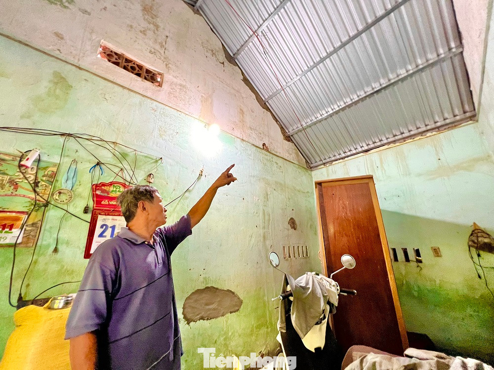 Ngôi nhà ông Ngô Quang Sơn (75 tuổi, tổ dân phố Liên Hiệp 2C, phường Trương Quang Trọng, TP Quảng Ngãi) đang ở, đã có tuổi thọ hơn 30 năm, xuống cấp nghiêm trọng bởi suốt thời gian dài không được sửa chữa. “Ngày 8/7/2023, khoảng 1/3 căn nhà bất ngờ đổ sập ngay vị trí giường tôi nằm ngủ. Rất may lúc đó ban ngày không có ai ở nhà, nếu vào ban đêm chắc sẽ có người chết”, ông Sơn kể lại.