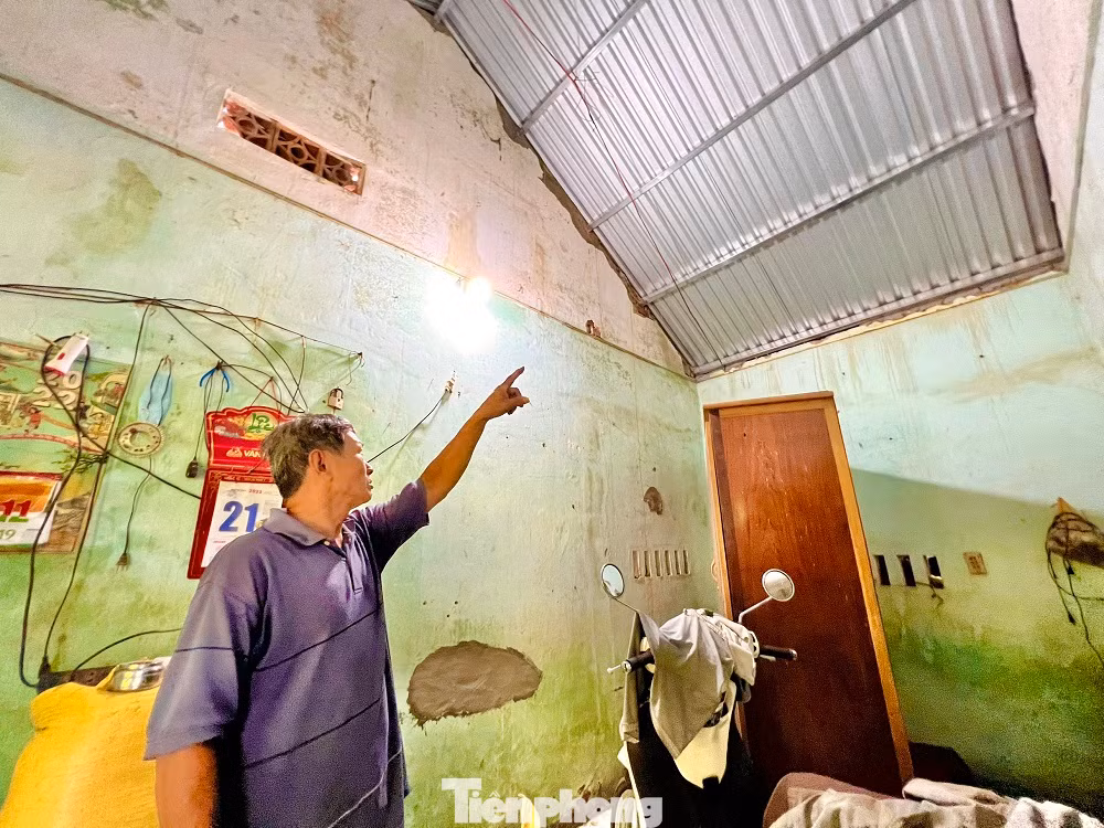 Ngôi nhà ông Ngô Quang Sơn (75 tuổi, tổ dân phố Liên Hiệp 2C, phường Trương Quang Trọng, TP Quảng Ngãi) đang ở, đã có tuổi thọ hơn 30 năm, xuống cấp nghiêm trọng bởi suốt thời gian dài không được sửa chữa. “Ngày 8/7/2023, khoảng 1/3 căn nhà bất ngờ đổ sập ngay vị trí giường tôi nằm ngủ. Rất may lúc đó ban ngày không có ai ở nhà, nếu vào ban đêm chắc sẽ có người chết”, ông Sơn kể lại.