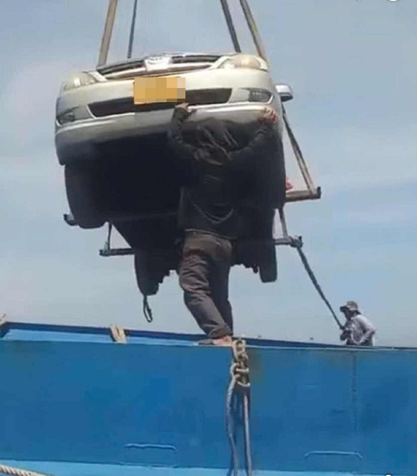 Ô tô ở đảo Lý Sơn được cẩu lên tàu để đưa vào đất liền kiểm định. Ô tô ở đảo Lý Sơn được cẩu lên tàu để đưa vào đất liền kiểm định.