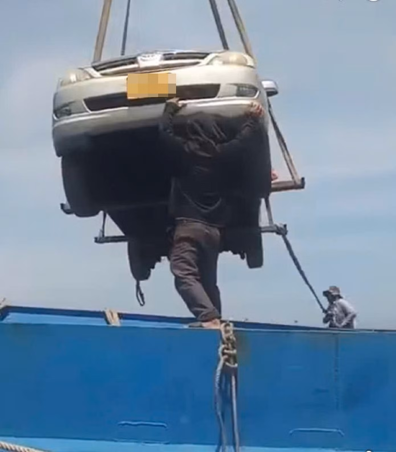 Ô tô ở đảo Lý Sơn được cẩu lên tàu để đưa vào đất liền kiểm định.