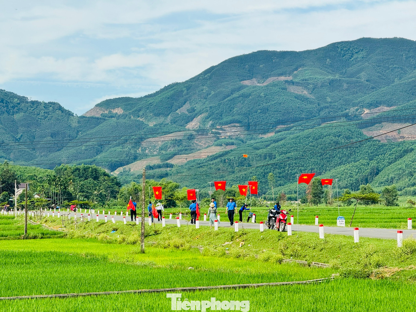 Tuổi trẻ Quảng Ngãi đã ra quân thực hiện nhiều công trình, phần việc ý nghĩa. Tuổi trẻ Quảng Ngãi đã ra quân thực hiện nhiều công trình, phần việc ý nghĩa.