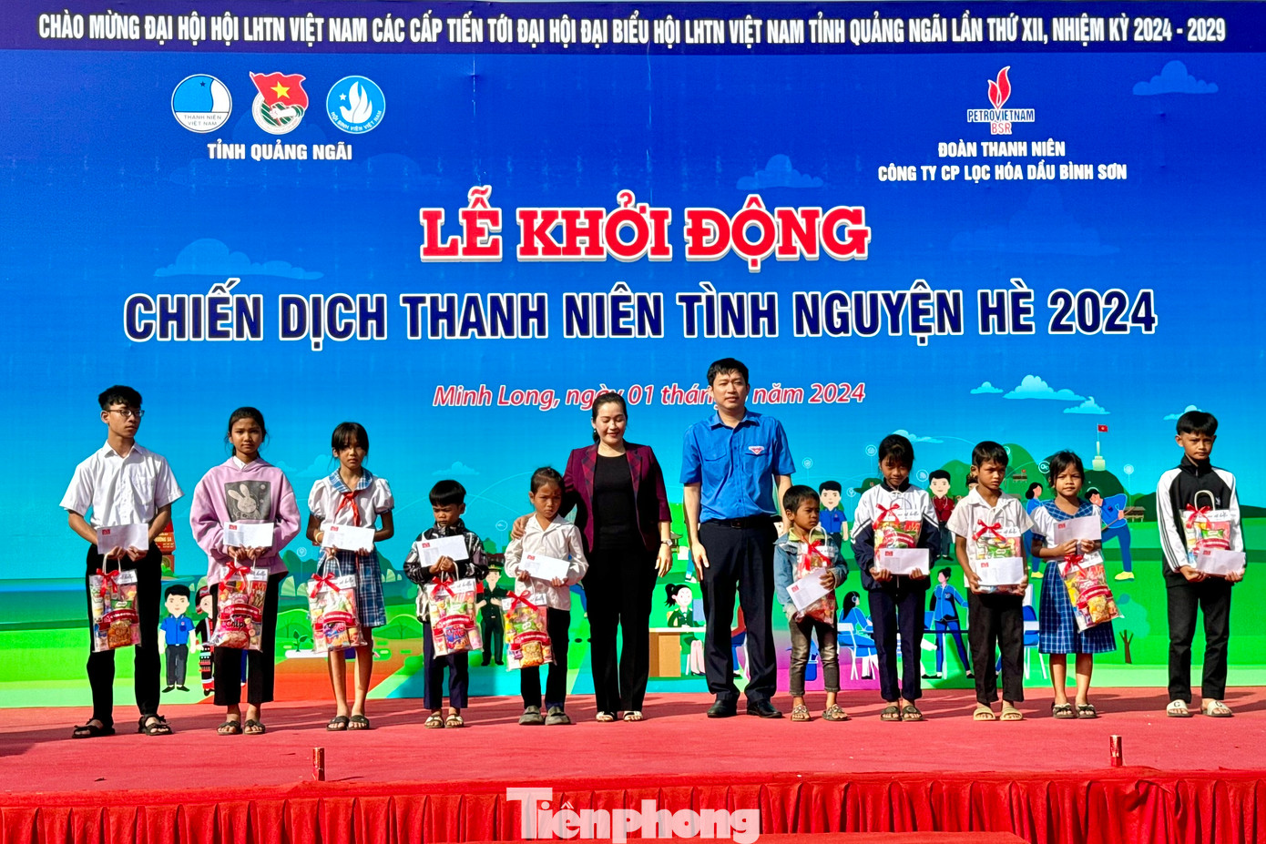 Nhiều phần quà được trao tặng cho hộ nghèo, các em học sinh Nhiều phần quà được trao tặng cho hộ nghèo, các em học sinh