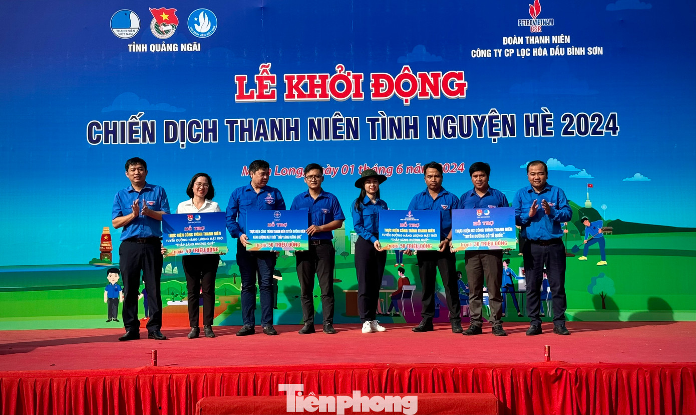 Nhiều phần quà được trao tặng cho hộ nghèo, các em học sinh Nhiều phần quà được trao tặng cho hộ nghèo, các em học sinh