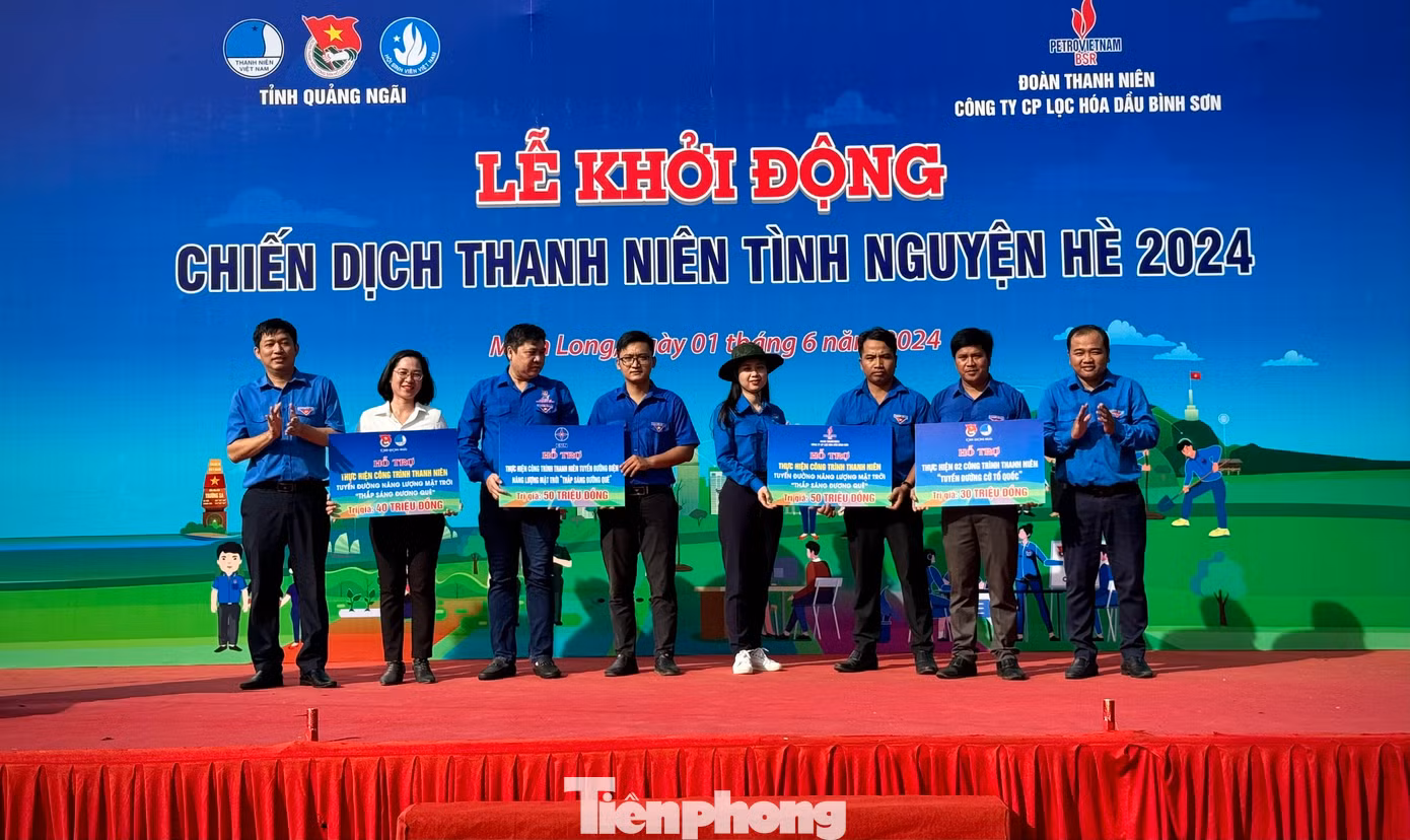 Nhiều phần quà được trao tặng cho hộ nghèo, các em học sinh