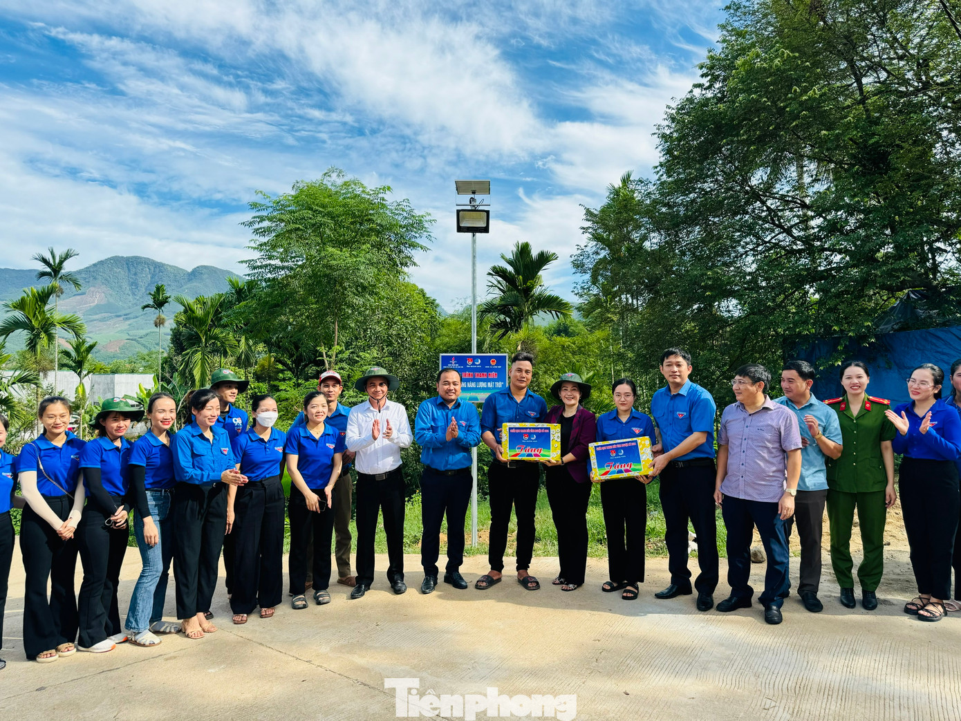 Tuổi trẻ Quảng Ngãi đã ra quân thực hiện nhiều công trình, phần việc ý nghĩa. Tuổi trẻ Quảng Ngãi đã ra quân thực hiện nhiều công trình, phần việc ý nghĩa.