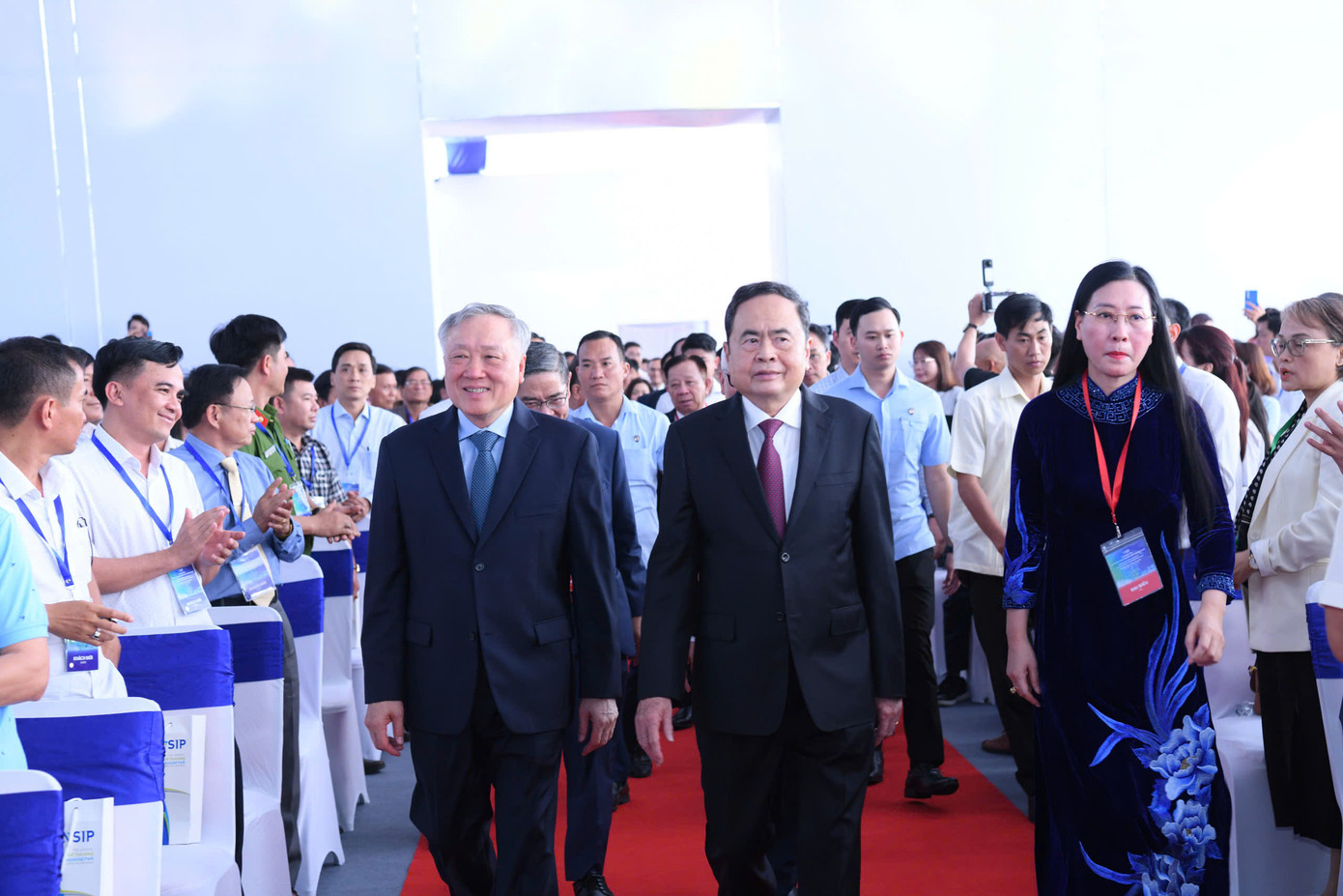 Chủ tịch Quốc hội Trần Thanh Mẫn và Phó Thủ tướng Nguyễn Hòa Bình dự lễ động thổ KCN VSIP II Quảng Ngãi. Chủ tịch Quốc hội Trần Thanh Mẫn và Phó Thủ tướng Nguyễn Hòa Bình dự lễ động thổ KCN VSIP II Quảng Ngãi.