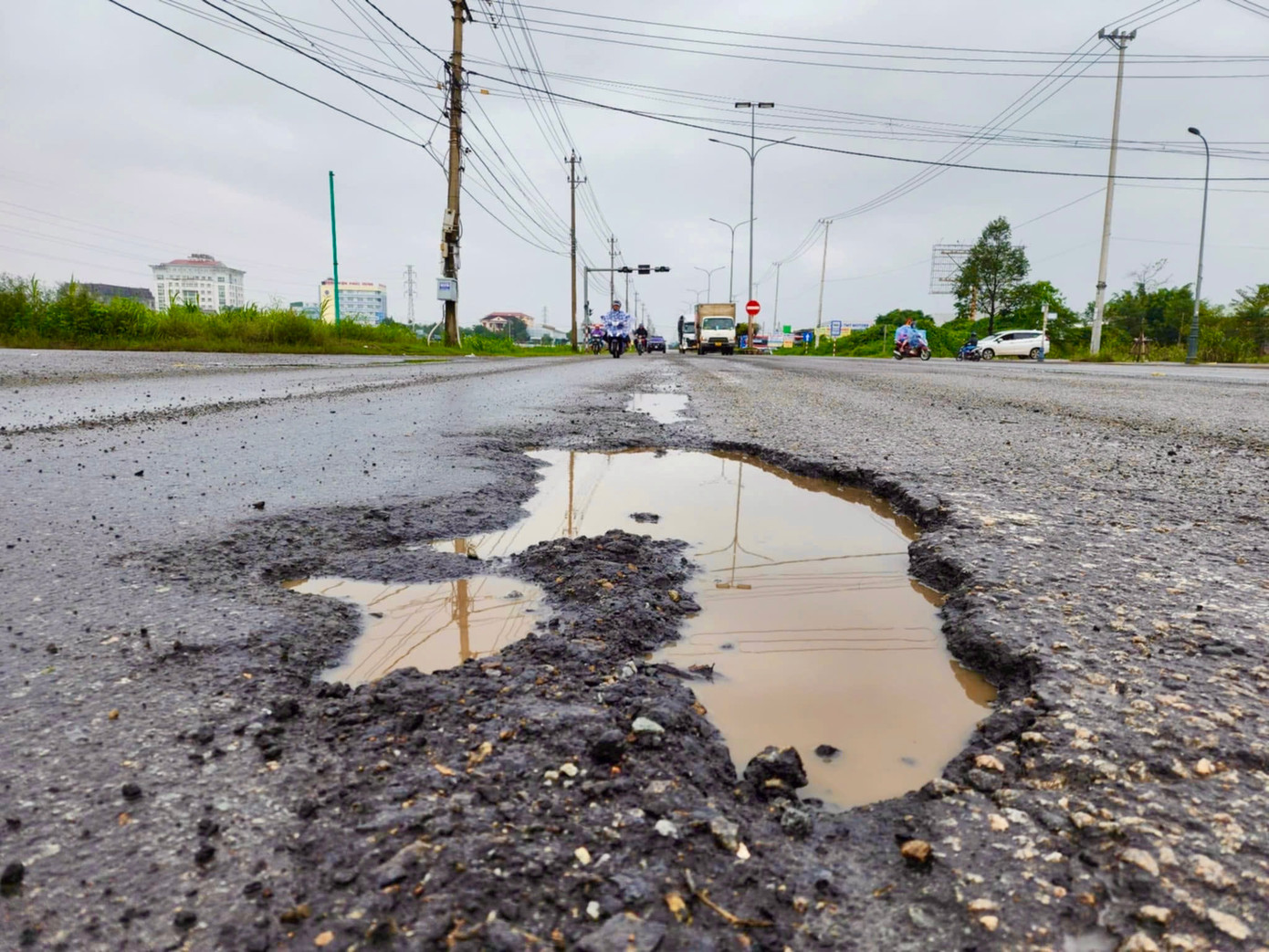 Mặt đường xuống cấp, bong tróc nghiêm trọng.