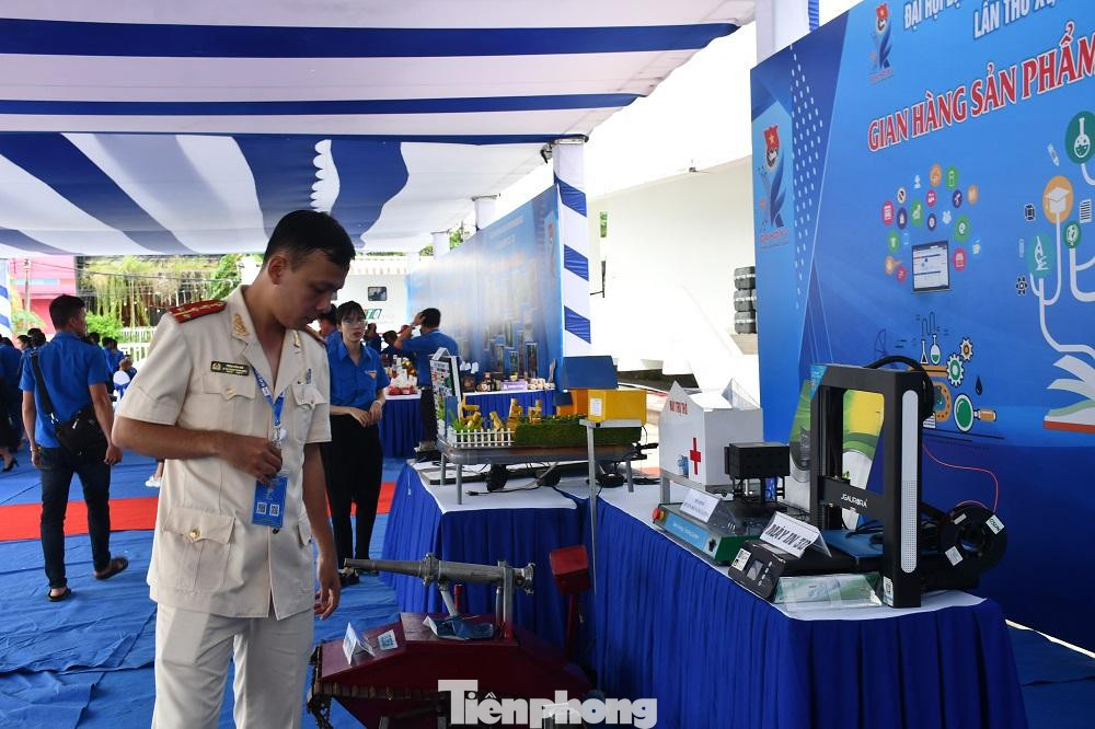 Khu vực trưng bày sản phẩm sáng tạo với nhiều mô hình độc đáo như: Máy trợ thở, Robot cứu hỏa, Máy CNC mini, Máy in 3D…