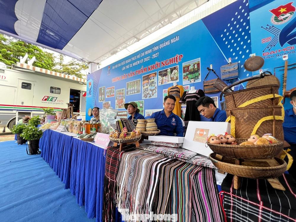 Gian hàng trưng bày sản phẩm thanh niên khởi nghiệp của 12 đơn vị (12 huyện, thị, thành đoàn, đoàn trực thuộc và Câu lạc bộ Thanh niên khởi nghiệp của tỉnh Quảng Ngãi) với 25 sản phẩm, tiêu biểu như: Các sản phẩm từ tỏi (tỏi, tỏi đen, cao tỏi đen, rượu tỏi, bột tỏi); Măng tây hữu cơ; Quế Trà Bồng; Các sản phẩm nấm đông trùng hạ thảo; rượu nếp,…