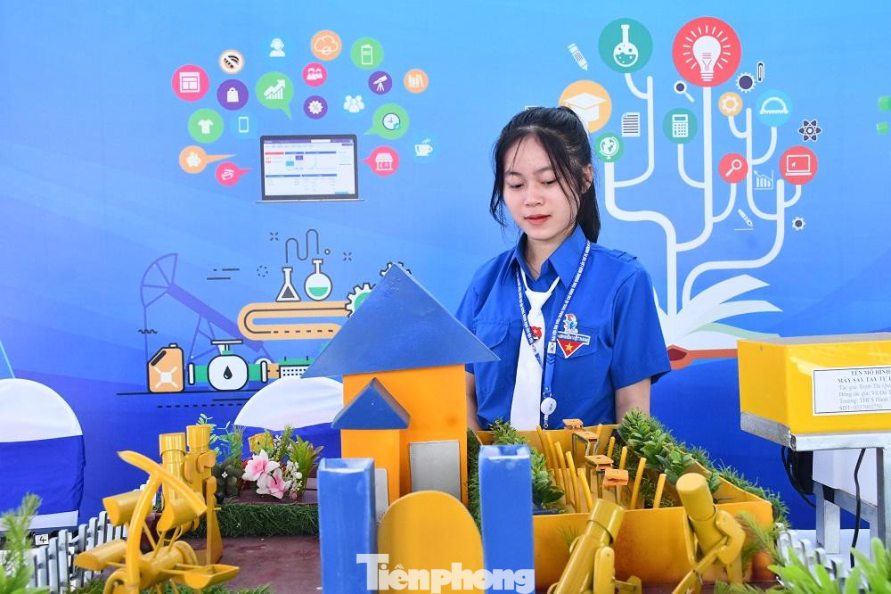 Đại hội đại biểu Đoàn TNCS Hồ Chí Minh tỉnh Quảng Ngãi lần thứ 15, nhiệm kỳ 2022 - 2027 diễn ra trong hai ngày 1/10 - 2/10/2022 tại Hội trường Nhà văn hóa Lao Động tỉnh. Đại hội chia làm 3 phiên với sự tham gia của 244 đại biểu chính thức đại diện cho hơn 57.000 đoàn viên trong tỉnh.