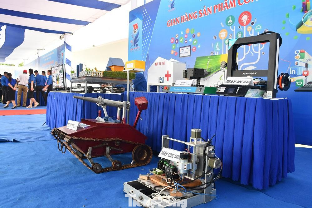 Khu vực trưng bày sản phẩm sáng tạo với nhiều mô hình độc đáo như: Máy trợ thở, Robot cứu hỏa, Máy CNC mini, Máy in 3D…
