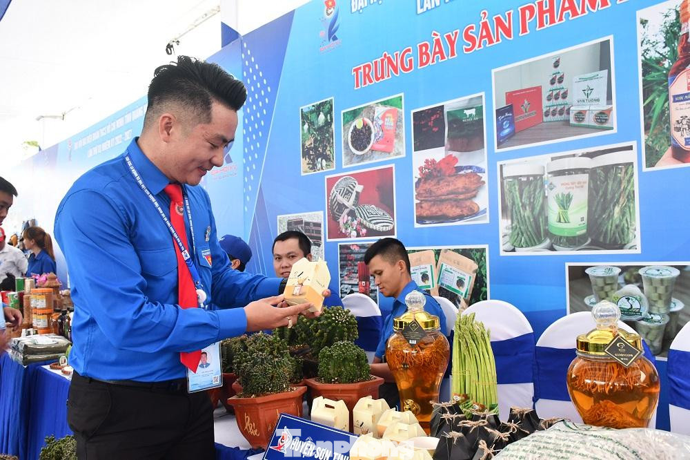 Cũng trong chiều 1/10, Đại hội đại biểu Đoàn TNCS Hồ Chí Minh tỉnh Quảng Ngãi lần thứ 15, nhiệm kỳ 2022 – 2027 đã tiến hành phiên thứ hai, bầu ban chấp hành. Từ 35 đại biểu ứng cử, đại hội đã bầu chọn 31 ủy viên vào Ban Chấp hành Tỉnh Đoàn tỉnh Quảng Ngãi khóa mới. Ngày mai 2/10, đại hội sẽ bầu 11 đại biểu chính thức và 4 đại biểu dự khuyết tham dự Đại hội Đoàn toàn quốc lần thứ 12.