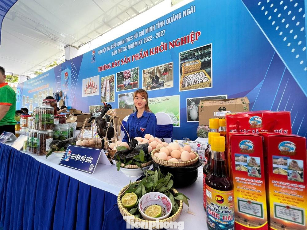 Gian hàng trưng bày sản phẩm thanh niên khởi nghiệp của 12 đơn vị (12 huyện, thị, thành đoàn, đoàn trực thuộc và Câu lạc bộ Thanh niên khởi nghiệp của tỉnh Quảng Ngãi) với 25 sản phẩm, tiêu biểu như: Các sản phẩm từ tỏi (tỏi, tỏi đen, cao tỏi đen, rượu tỏi, bột tỏi); Măng tây hữu cơ; Quế Trà Bồng; Các sản phẩm nấm đông trùng hạ thảo; rượu nếp,…