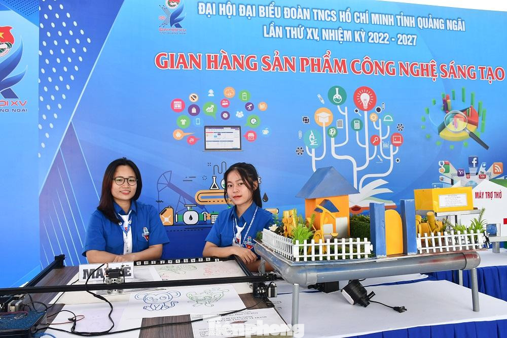Khu vực trưng bày sản phẩm sáng tạo với nhiều mô hình độc đáo như: Máy trợ thở, Robot cứu hỏa, Máy CNC mini, Máy in 3D…