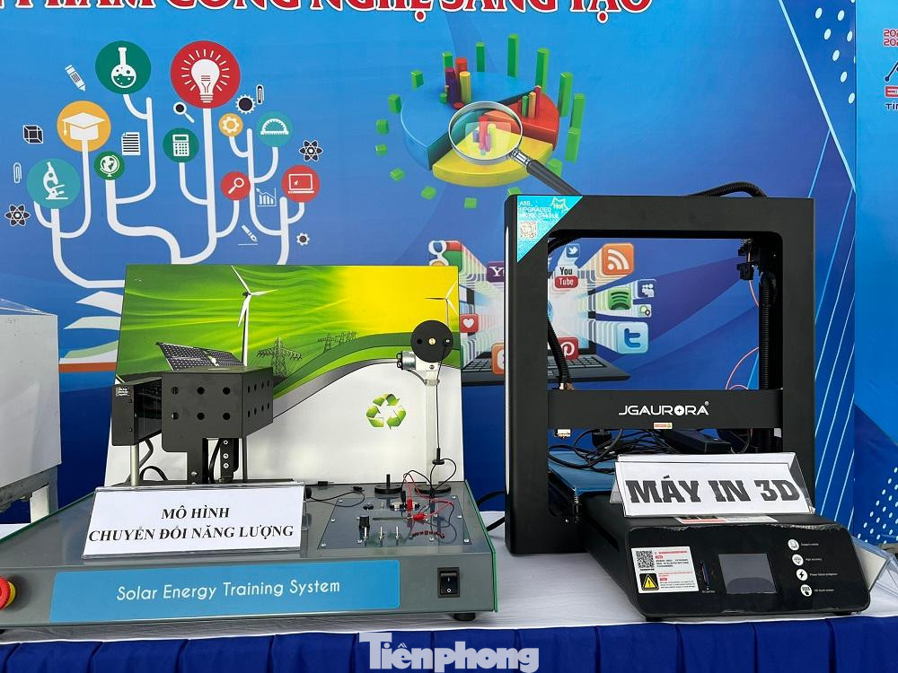 Khu vực trưng bày sản phẩm sáng tạo với nhiều mô hình độc đáo như: Máy trợ thở, Robot cứu hỏa, Máy CNC mini, Máy in 3D…