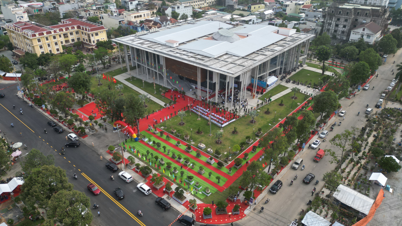 Trung tâm Hội nghị - Triển lãm tỉnh Quảng Ngãi nhìn từ trên cao. Trung tâm Hội nghị - Triển lãm tỉnh Quảng Ngãi nhìn từ trên cao.