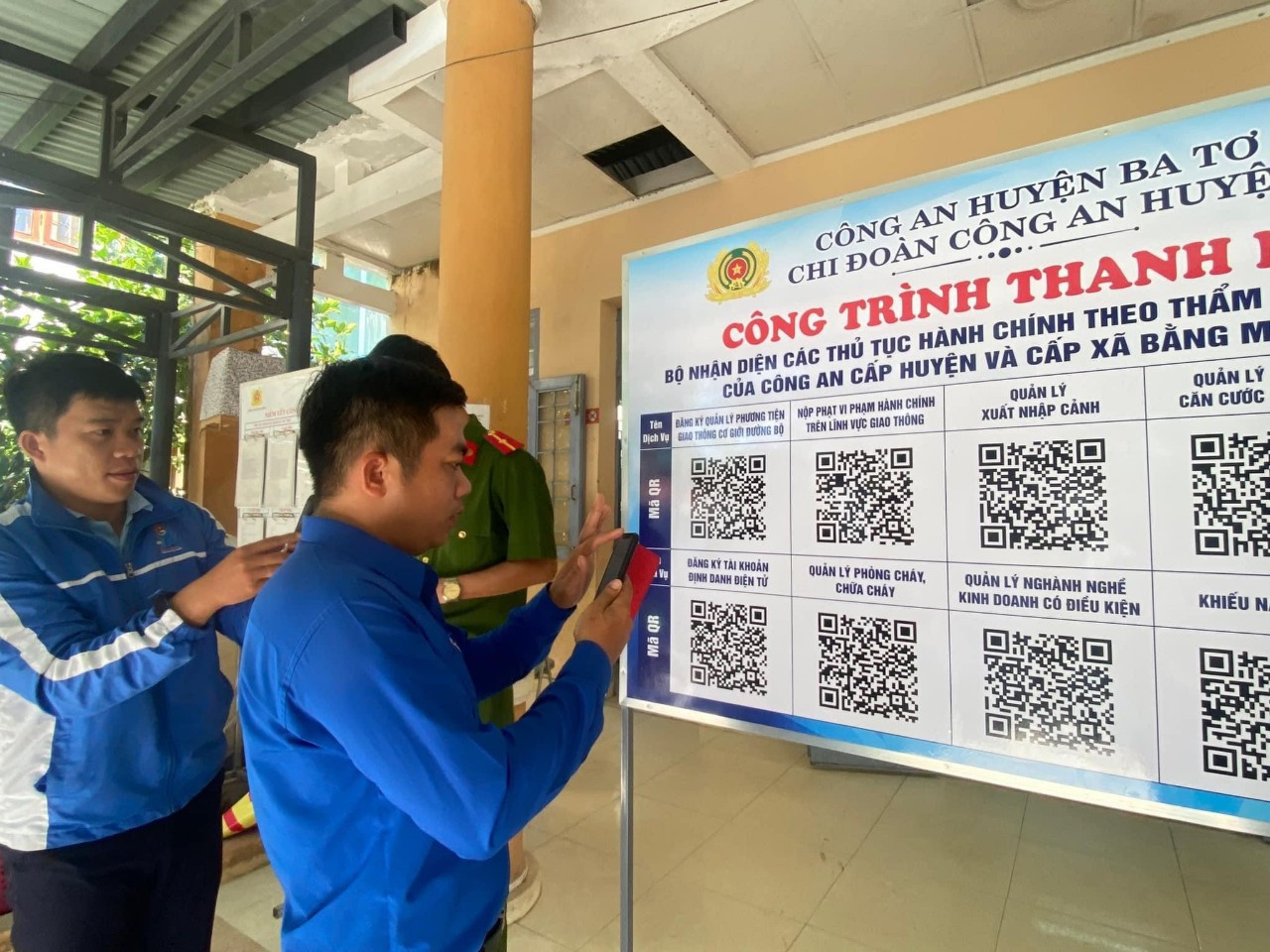 ĐVTN xã miền núi Ba Động thực hiện số hóa các địa chỉ đỏ bằng cách gắn mã QR tại điểm di tích. ĐVTN xã miền núi Ba Động thực hiện số hóa các địa chỉ đỏ bằng cách gắn mã QR tại điểm di tích.