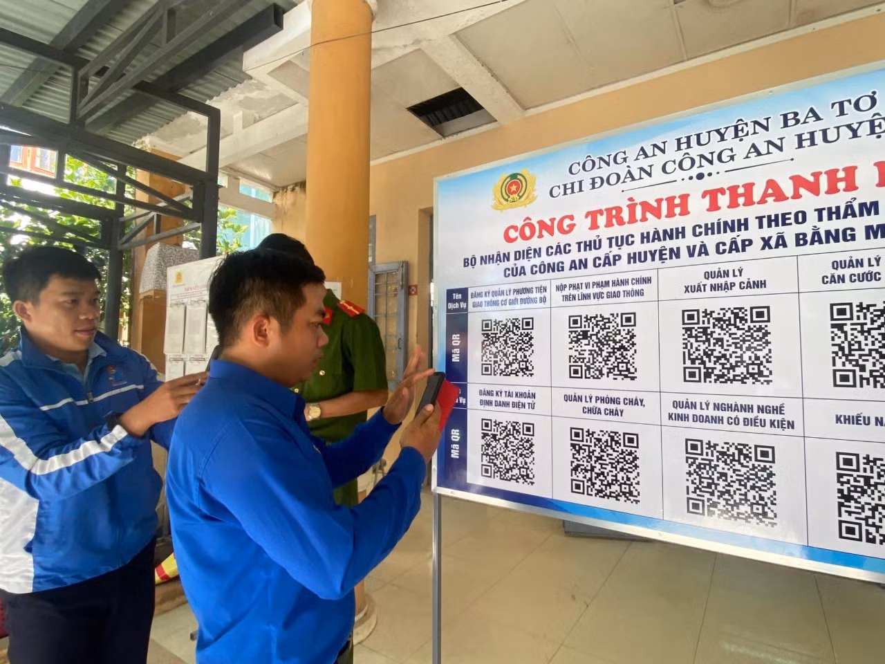 ĐVTN xã miền núi Ba Động thực hiện số hóa các địa chỉ đỏ bằng cách gắn mã QR tại điểm di tích.