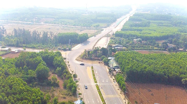 Toàn cảnh phần diện tích mặt bằng của hộ ông B.Đ.T (trú xã Bình Trị, huyện Bình Sơn, tỉnh Quảng Ngãi) án ngữ tuyến đường. Ảnh: Lê Danh