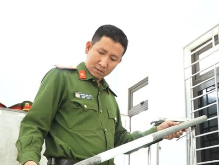 Tuýp sắt mà ông Nhạt dùng để đánh shipper Đạt đã được Công an thu giữ. Ảnh: CACC