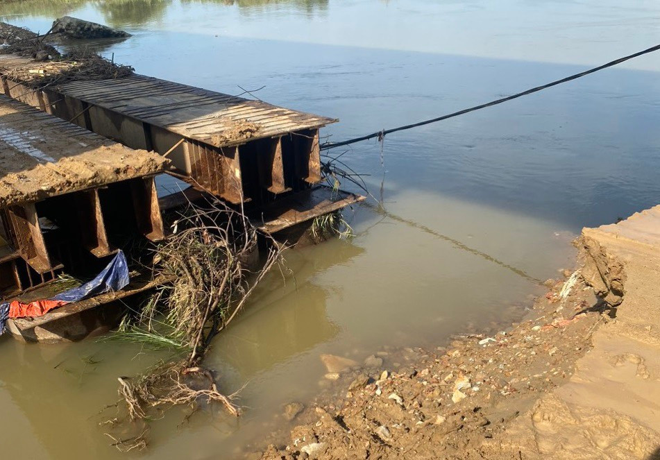 Cầu tạm bị nước lớn cuốn trôi. Cầu tạm bị nước lớn cuốn trôi.