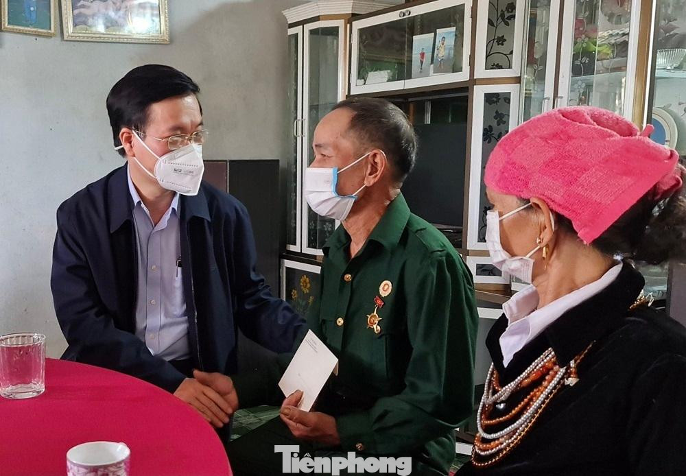 Ông Võ Văn Thưởng thăm gia đình bệnh binh Đinh Thái (thôn Hà Liệt, xã Long Hiệp, huyện Minh Long, tỉnh Quảng Ngãi). Ảnh: Nguyễn Ngọc