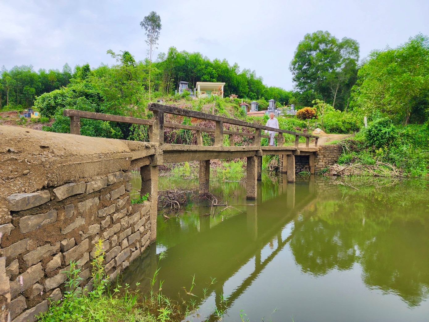 Sau nhiều năm đưa vào sử dụng cầu Thời hiện đã xuống cấp, hư hỏng nghiêm trọng.
