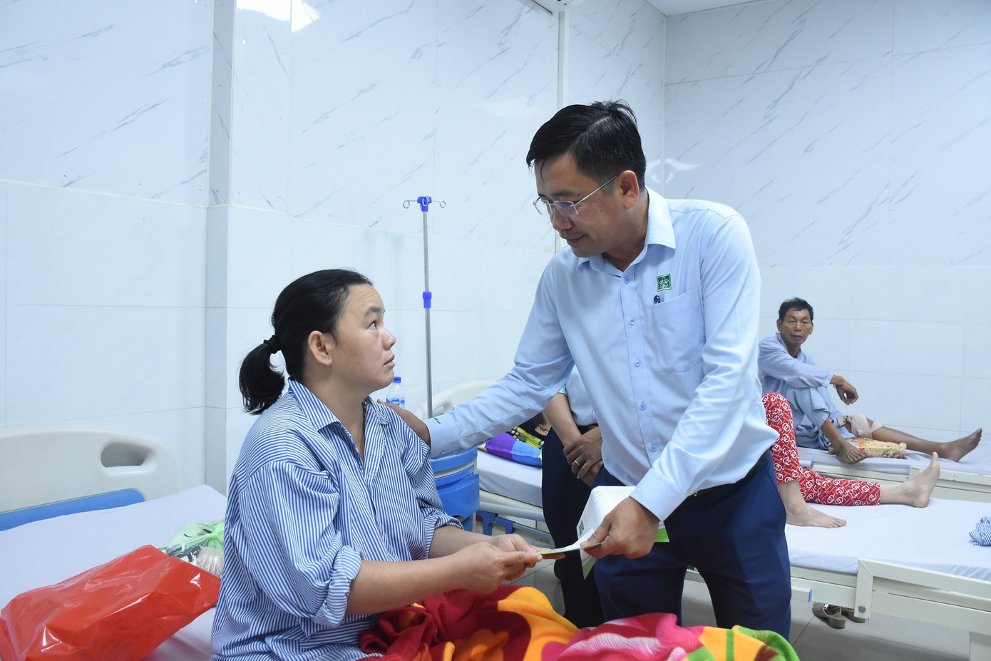 Hai nạn nhân đã được phẫu thuật lấy đạn ra khỏi cơ thể và đang điều trị hồi sức. Hai nạn nhân đã được phẫu thuật lấy đạn ra khỏi cơ thể và đang điều trị hồi sức.