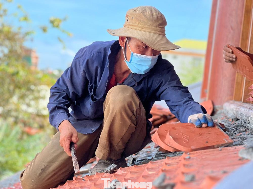 Thợ tiến hành tháo gỡ phần mái ngói của công trình.