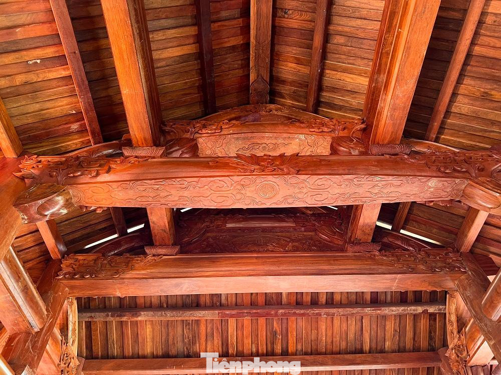Nhà gỗ được lắp dựng bằng gỗ quý và chạm trổ công phu.