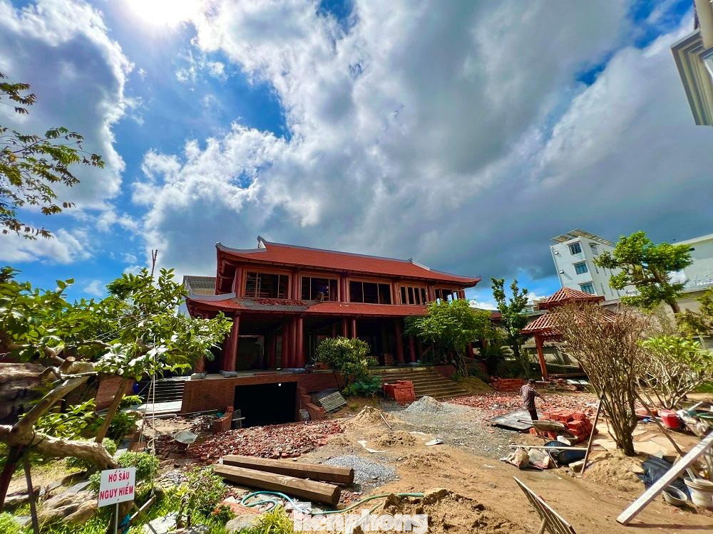 Ông Nguyễn Hồng Sơn đã tiến hành tháo dỡ công trình xây trái phép bên trong khuôn viên biệt phủ của mình.