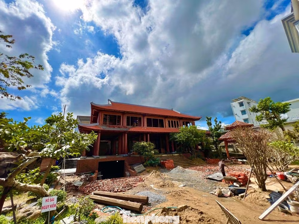 Ông Nguyễn Hồng Sơn đã tiến hành tháo dỡ công trình xây trái phép bên trong khuôn viên biệt phủ của mình. Ông Nguyễn Hồng Sơn đã tiến hành tháo dỡ công trình xây trái phép bên trong khuôn viên biệt phủ của mình.