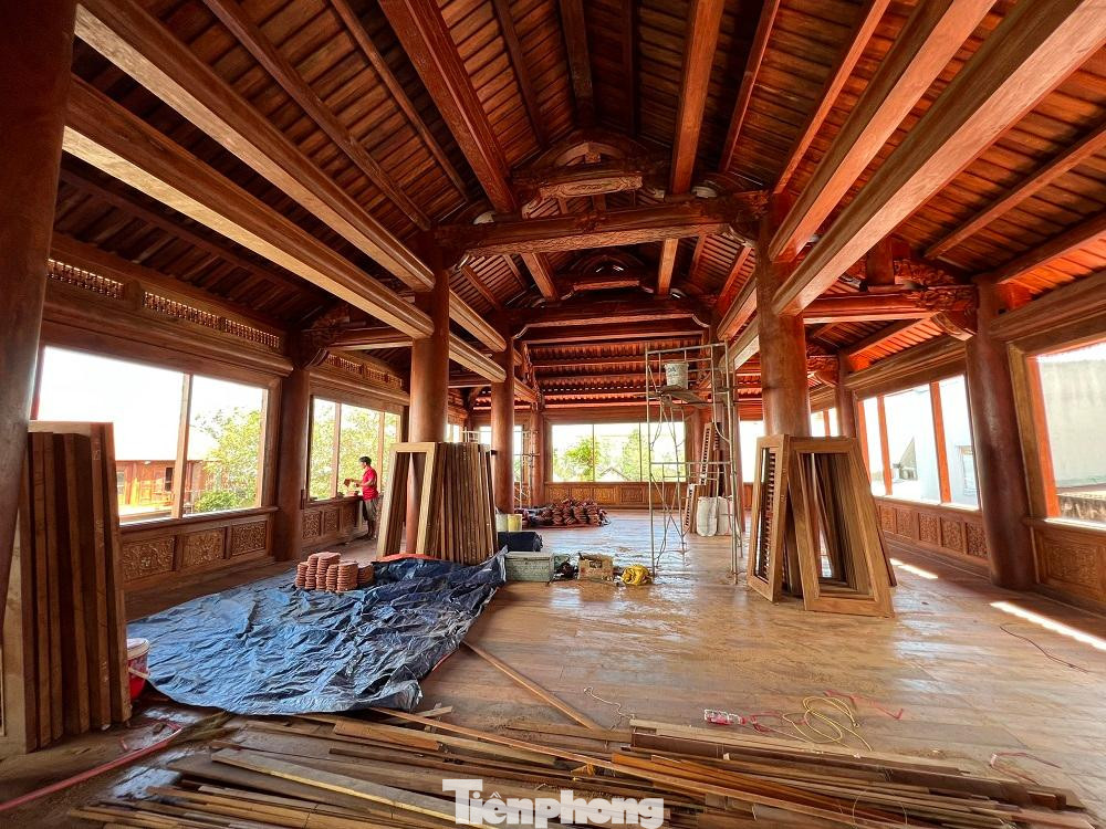 Các trụ nhà được lắp ghép bằng gỗ với một khối lượng khủng.