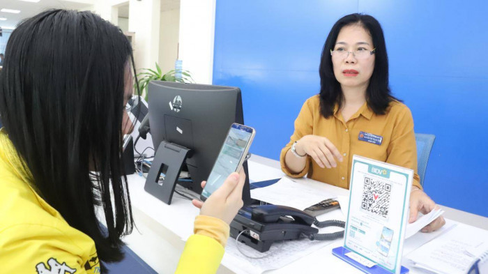 Người dân làm thủ tục tại Trung tâm Hành chính công tỉnh Quảng Ngãi.