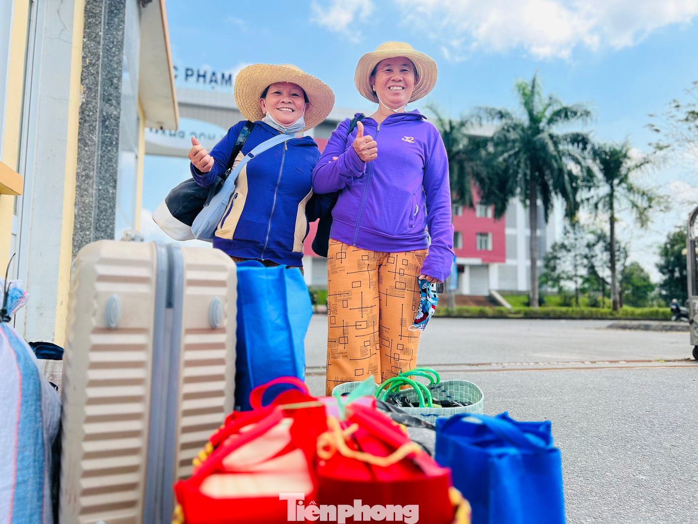 Bà Trần Thị Đầy vui mừng khi đi chuyến xe "0 đồng" từ TP. HCM về quê nhà Quảng Ngãi đón Tết.