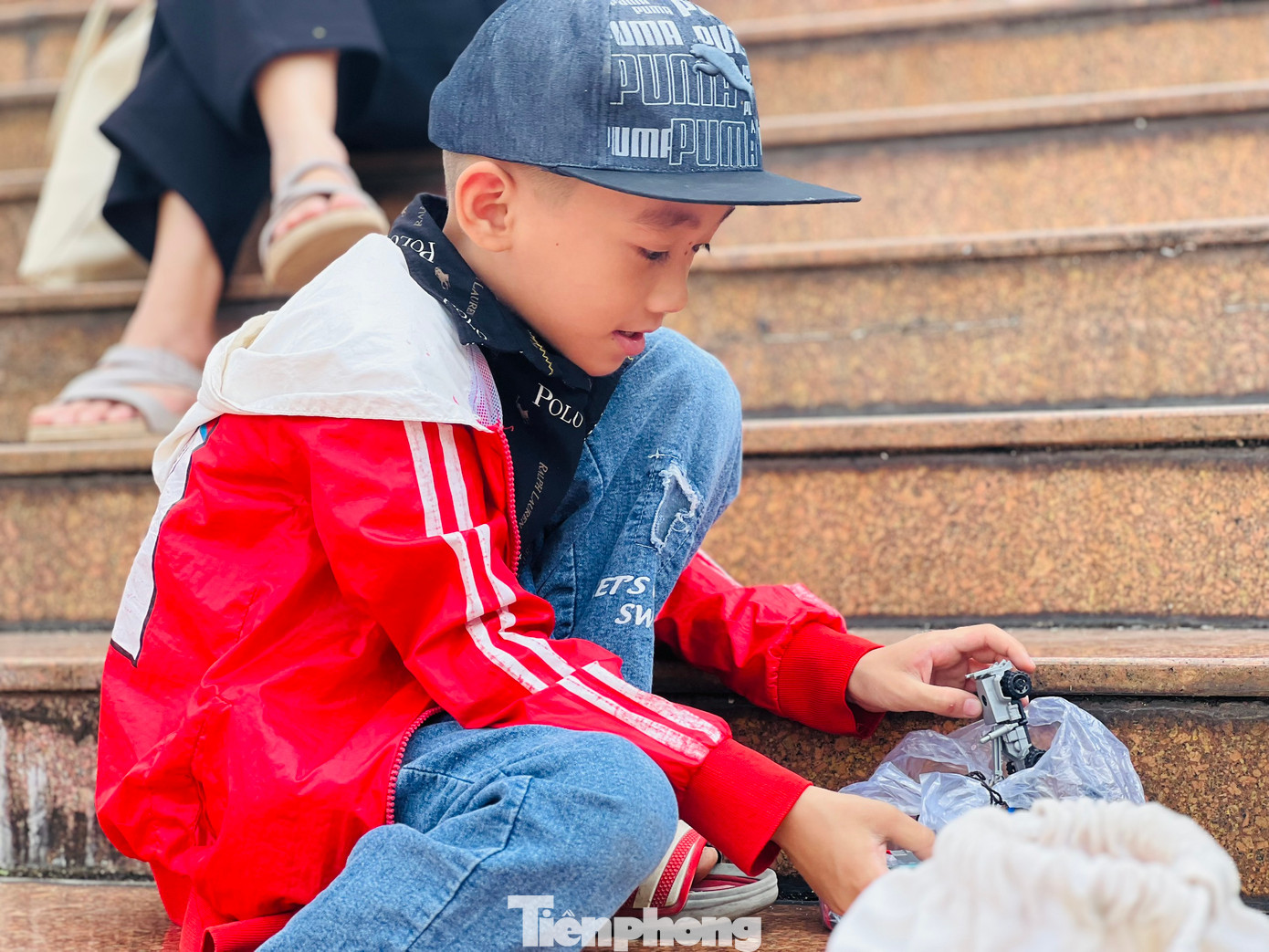 Trên chuyến xe cũng có nhiều cháu bé về quê đón Tết cùng cha mẹ.