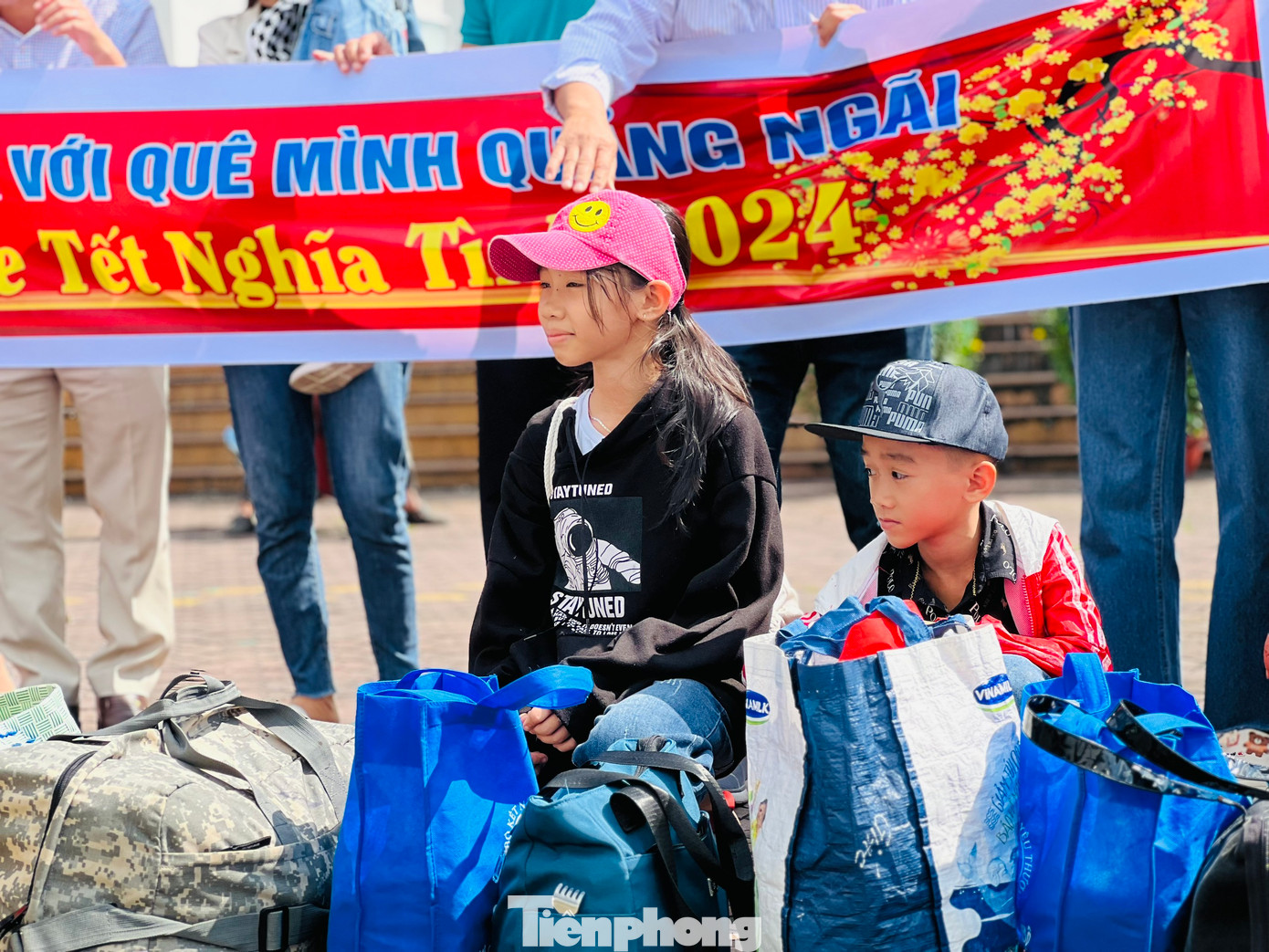 Trên chuyến xe cũng có nhiều cháu bé về quê đón Tết cùng cha mẹ.