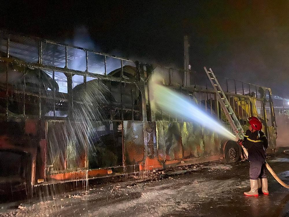 Tại hiện trường, phần sơmi rơmoóc cùng 7 chiếc ô tô bị cháy đen. Ảnh: Tài Đức