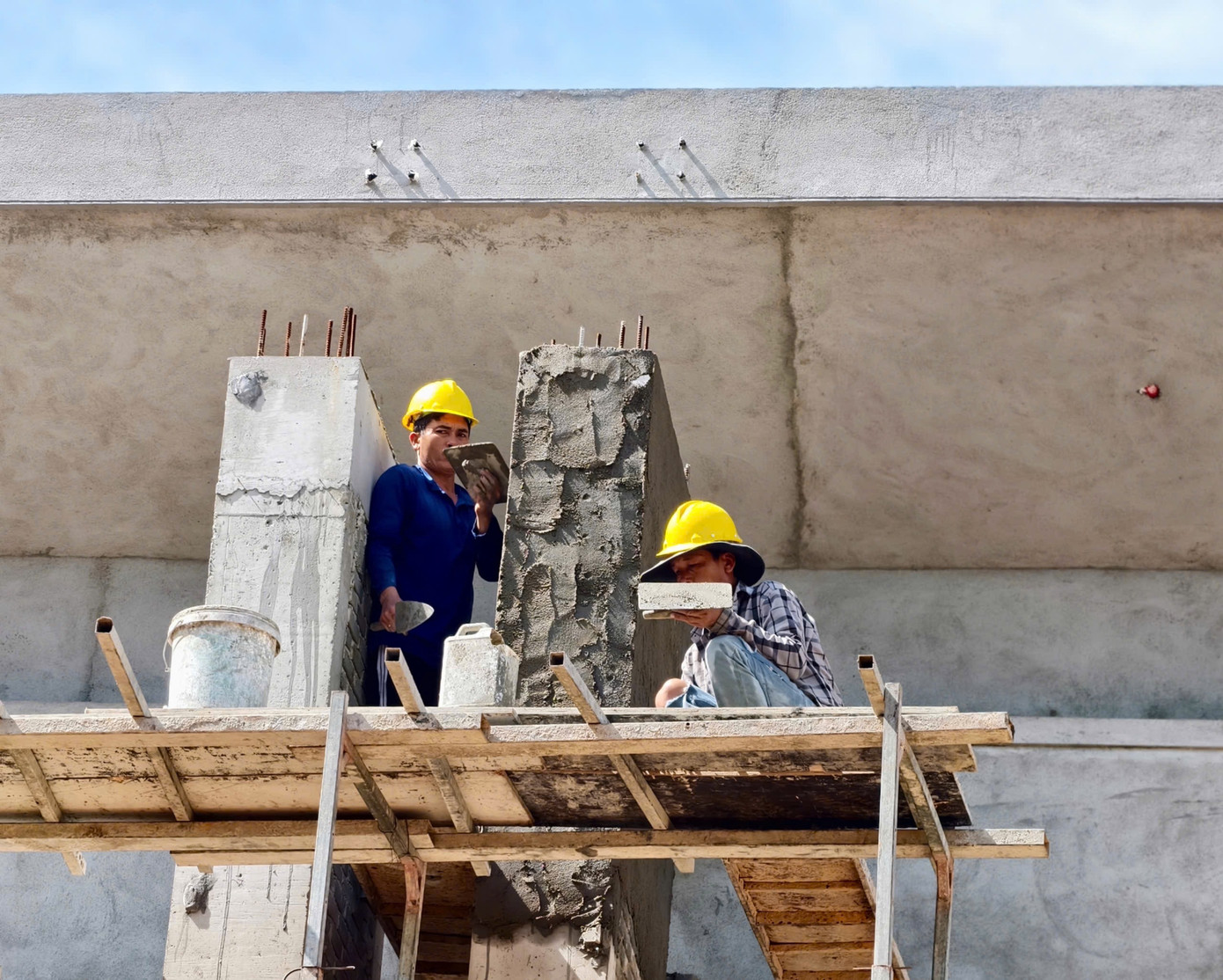 “Hiện các nhà thầu đang huy động tối đa nhân lực, máy móc, vật tư thi công cả ngày lẫn đêm nhằm đảm bảo đúng tiến độ theo yêu cầu. Mục tiêu là đảm bảo mọi thứ tươm tất nhất trước khi cán bộ Kon Tum đến ở”, lãnh đạo Ban Quản lý nói.