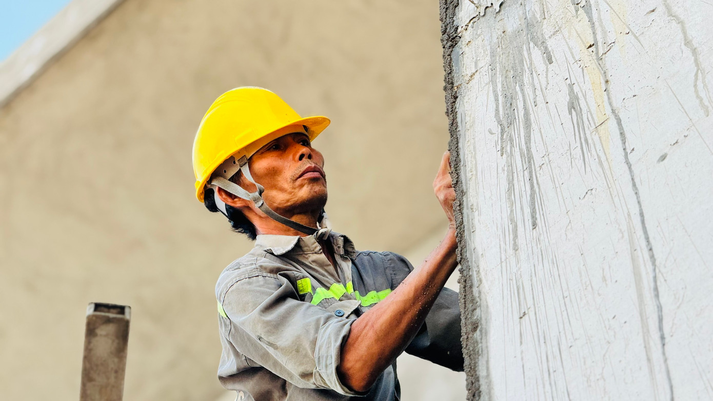 Theo ghi nhận của PV, tại ký túc xá Trường Chính trị tỉnh có hai khu: Một khu được cải tạo, một khu xây mới. Trên công trường có hơn 100 công nhân đang thi công liên tục ngày đêm để đảm bảo tiến độ.